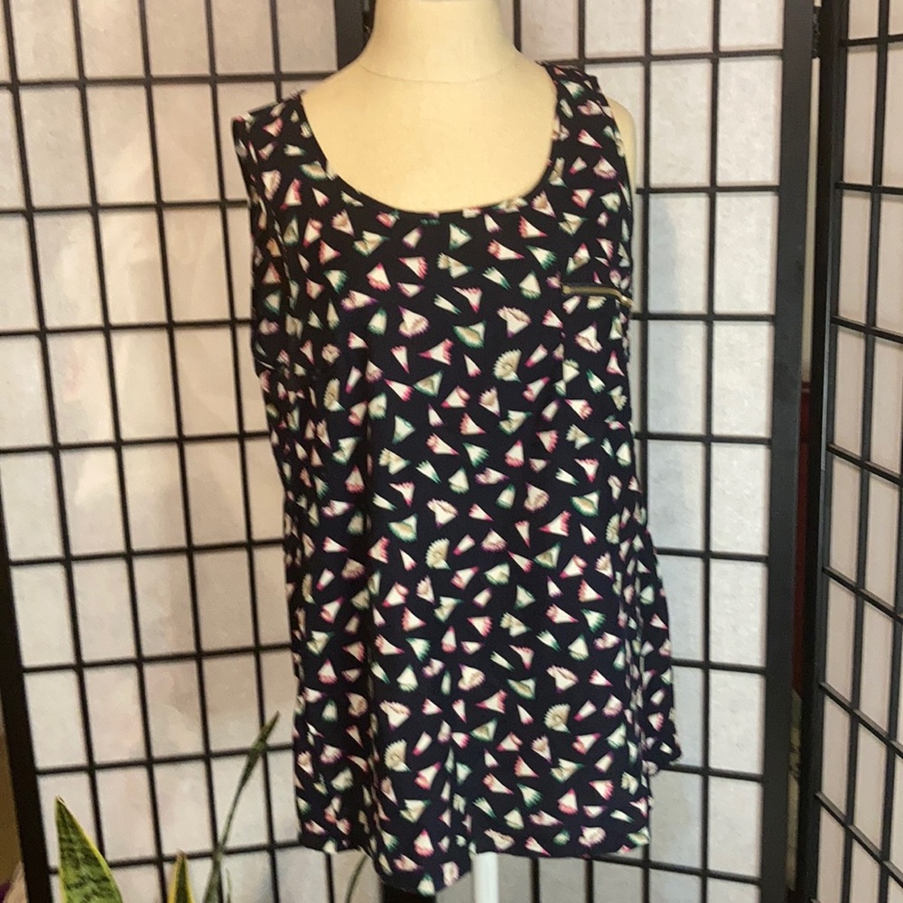 4/$20 Sleeveless top with cute design.